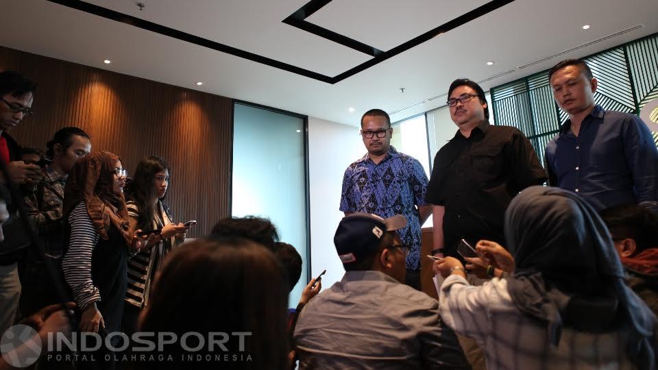 Sekjen PSSI Ade Wellington (tengah) didampingi Panitia pelaksana Yeyen Tumen (kanan) dan perwakilan Kiostix Andika Putra (kiri) saat prescon terkait tiket Timnas vs Vietnam